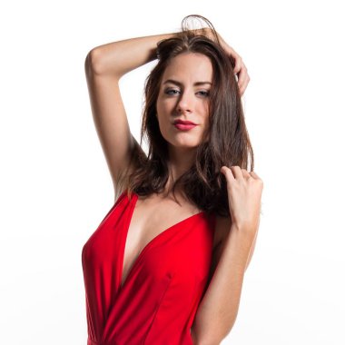 Studio seksi kırmızı elbise ile poz güzel model kadın