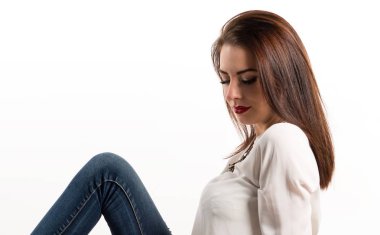 Genç güzel model kadın stüdyoda poz