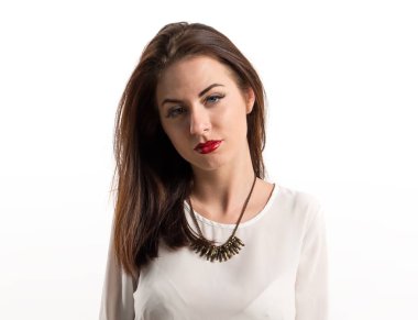 Genç güzel model kadın stüdyoda poz