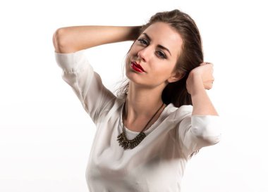 Genç güzel model kadın stüdyoda poz