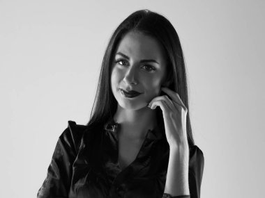 Genç güzel model kadın stüdyoda poz