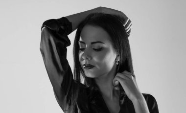 Genç güzel model kadın stüdyoda poz