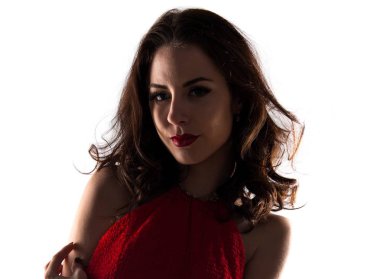 Genç model kadın seksi kırmızı elbise ile poz