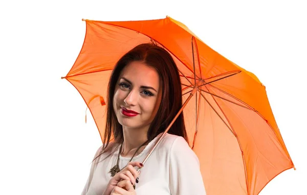 Ganska ung flicka som innehar ett paraply — Stockfoto