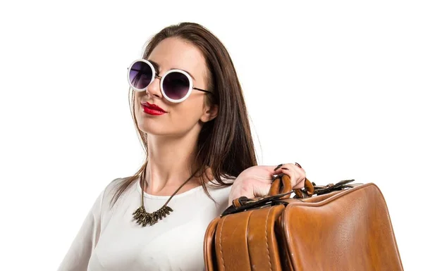 Chica bastante joven con gafas de sol sosteniendo un maletín vintage — Foto de Stock