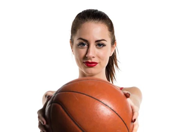 Bella donna sportiva che gioca a basket — Foto Stock