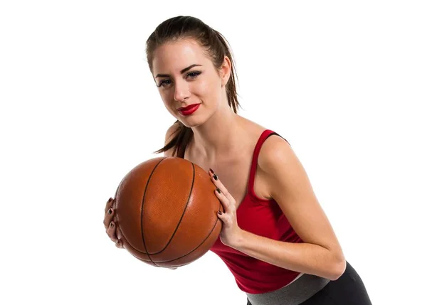 Красивая спортсменка играет в баскетбол — стоковое фото