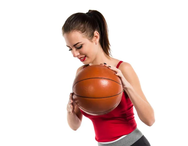 Jolie femme sportive jouant au basket — Photo