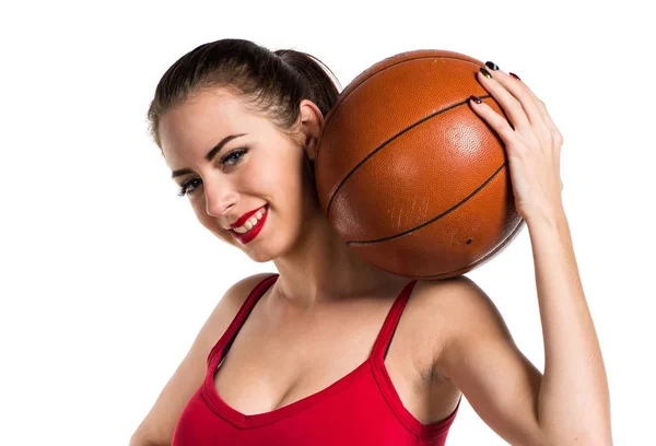 Hübsche Sportlerin spielt Basketball — Stockfoto