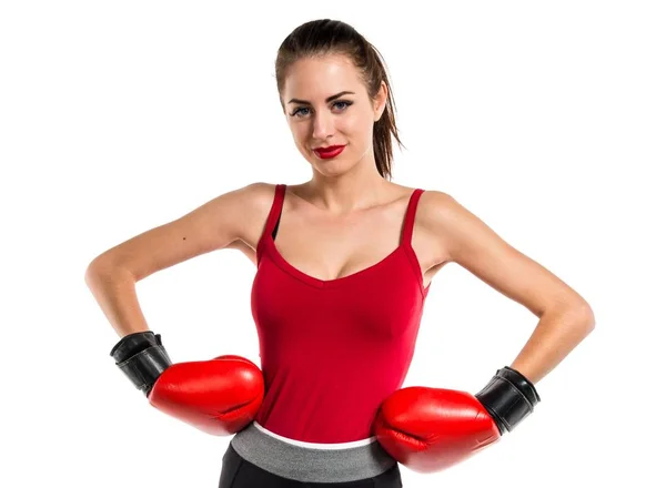 Mujer bastante deportiva con guantes de boxeo — Foto de Stock