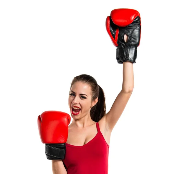 Mujer bastante afortunada deporte con guantes de boxeo — Foto de Stock