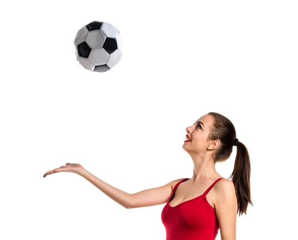Jolie femme sportive tenant un ballon de football — Photo