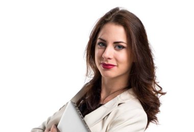 Genç ve güzel bir iş kadını ile laptop ve kollarını ile geçti