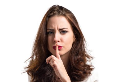 Güzel esmer kız sessizlik jest yapma