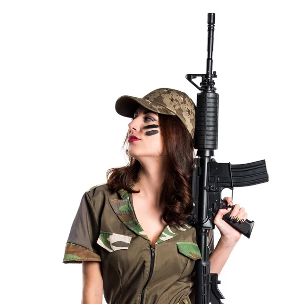 Militära kvinna som håller ett gevär — Stockfoto