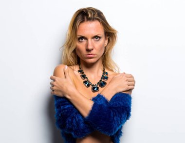 Mavi tüy ceket ile seksi kadın