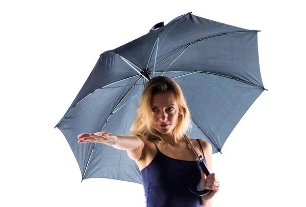Vacker blond tjej som innehar ett paraply — Stockfoto