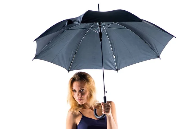 Bella ragazza bionda con un ombrello in mano — Foto Stock