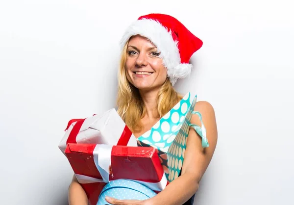 Sexig blond kvinna i jul custome med massor av presenter — Stockfoto