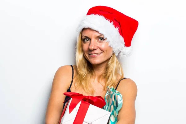 Sexig blond kvinna i jul custome med massor av presenter — Stockfoto