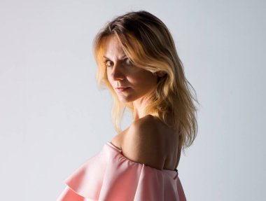 Studio pembe elbise ile poz güzel model kadın