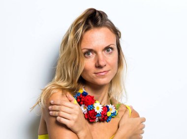 Studio renkli çiçek kolye ile poz şirin model kadın