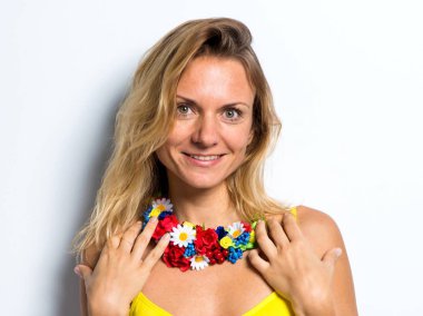 Studio renkli çiçek kolye ile poz şirin model kadın