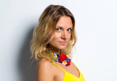 Studio renkli çiçek kolye ile poz şirin model kadın