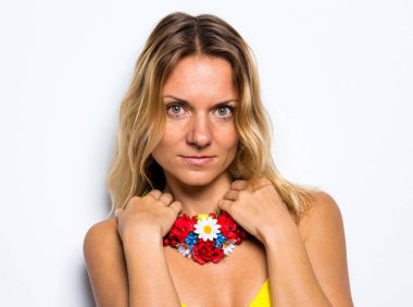 Studio renkli çiçek kolye ile poz şirin model kadın