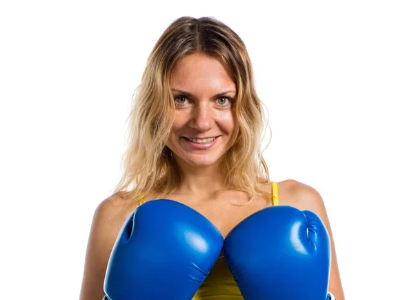 Mulher loira bonita com luvas de boxe azuis — Fotografia de Stock