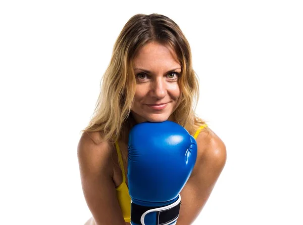 ボクシング グローブでかなりブロンドの女性 — ストック写真