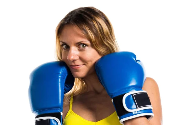 Mulher loira bonita com luvas de boxe azuis — Fotografia de Stock