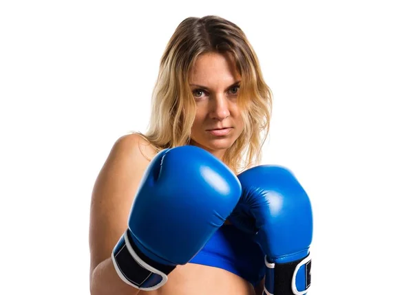 Mulher loira bonita com luvas de boxe azuis — Fotografia de Stock