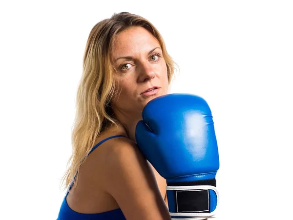 Mooie blonde vrouw met blauwe bokshandschoenen — Stockfoto