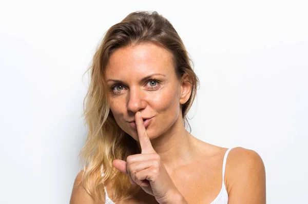 Jolie jeune femme faisant un geste de silence — Photo