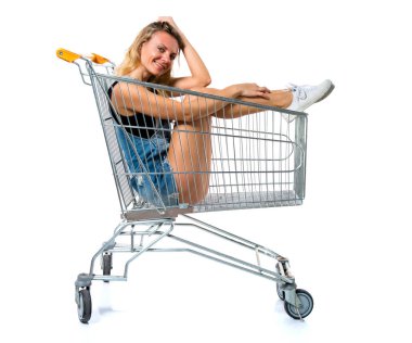 Güzel kadının içinde bir süpermarket arabası