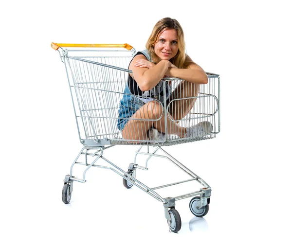 Mujer bonita dentro de un carrito de supermercado — Foto de Stock