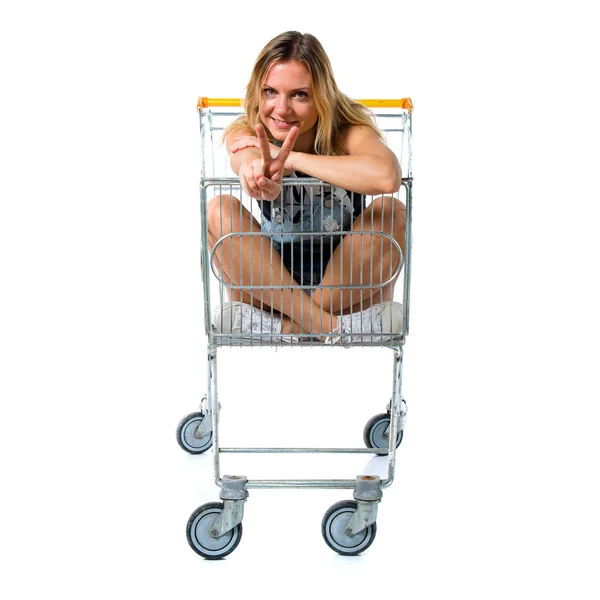 Ładna kobieta wewnątrz wózka supermarket — Zdjęcie stockowe