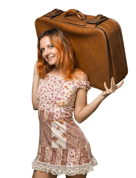 Mujer bonita con pelo naranja sosteniendo un maletín vintage —  Fotos de Stock