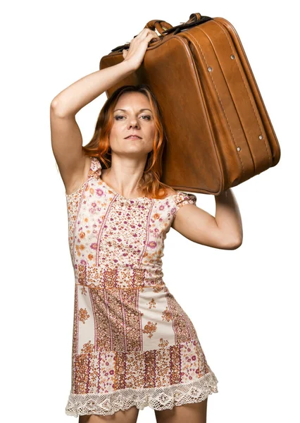 Bella donna con i capelli arancioni in possesso di una valigetta vintage — Foto Stock