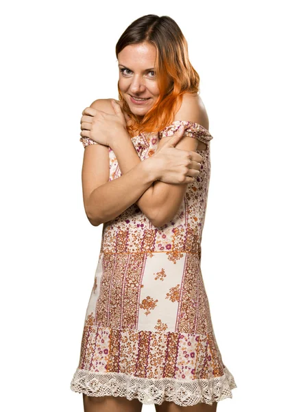 Bella donna con i capelli arancioni congelamento — Foto Stock