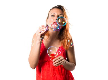 Kabarcıklar üfleme turuncu saçlı güzel kadın
