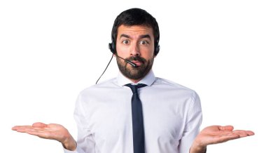 Önemsiz bir jest yapma bir kulaklık ile genç adam