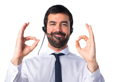 Ok işareti yapmak bir kulaklık ile genç adam