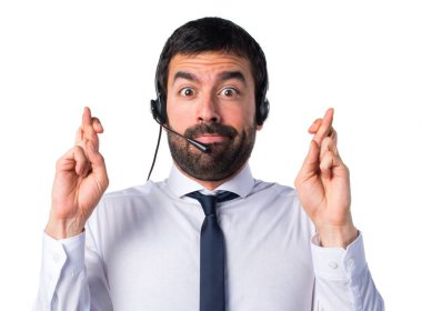 Parmaklarını geçiş ile bir kulaklık ile genç adam