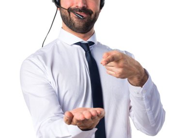 Bir şey tutan yakışıklı telemarketer adam