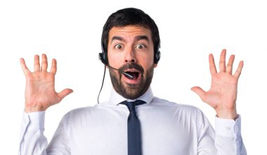 Sürpriz bir jest yapan yakışıklı telemarketer erkek