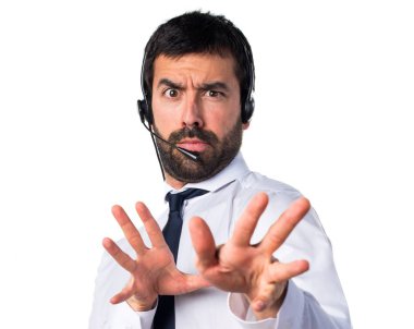 Bir kulaklık ile korkmuş genç adam