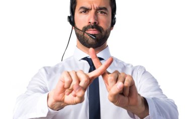 Hiçbir hareketi yapıyor bir kulaklık ile genç adam