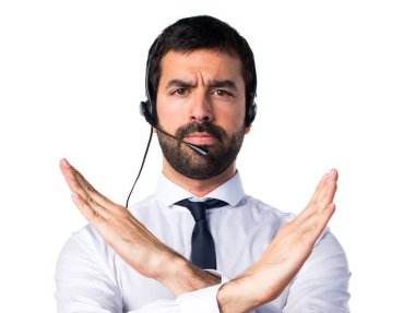 Hiçbir hareketi yapıyor bir kulaklık ile genç adam